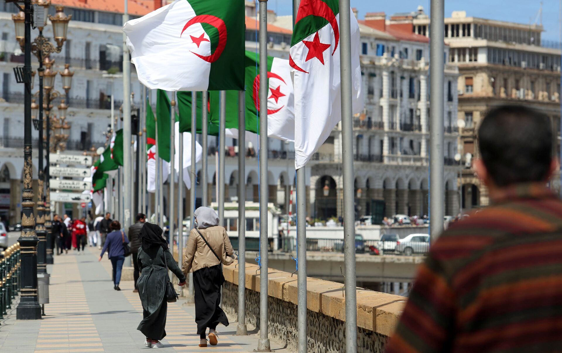 كم تبلغ مساحة الجزائر وعدد سكانها